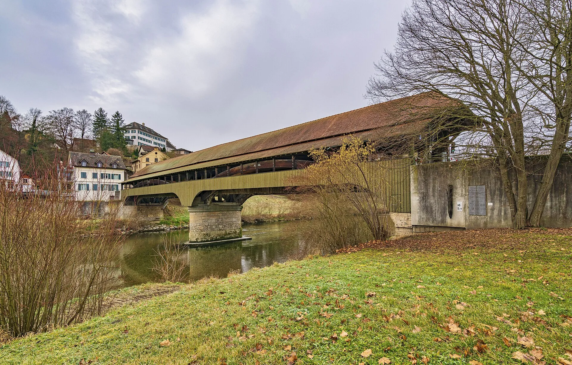 Gedeckte Holzbrücke über die Thur in Andelfingen mit Häusern am Hang