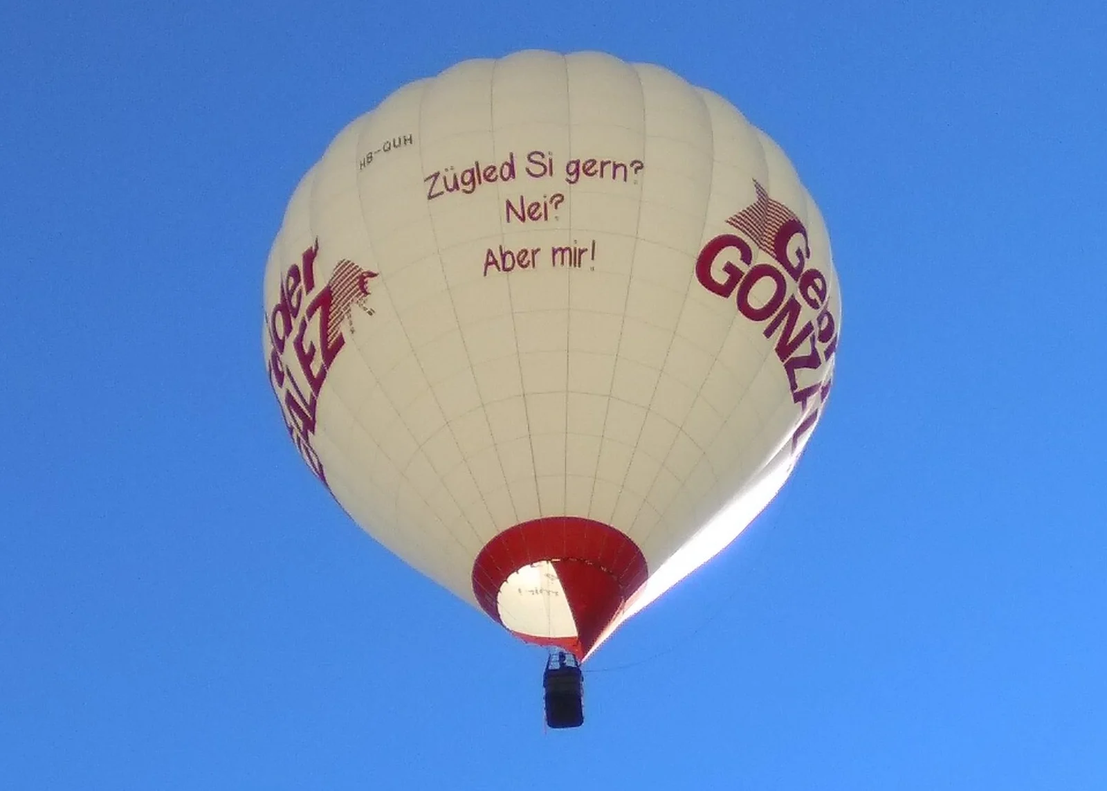 Heissluftballon der Gebrüder GONZALEZ AG mit dem Slogan «Zügled Si gern? Nei? Aber mir!»
