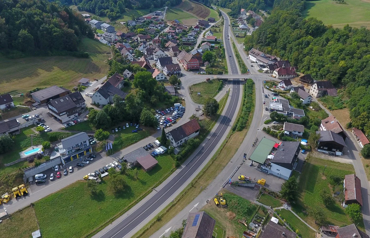Dorfkern von Bargen mit der A4-Brücke und dem Gewerbe am Zoll