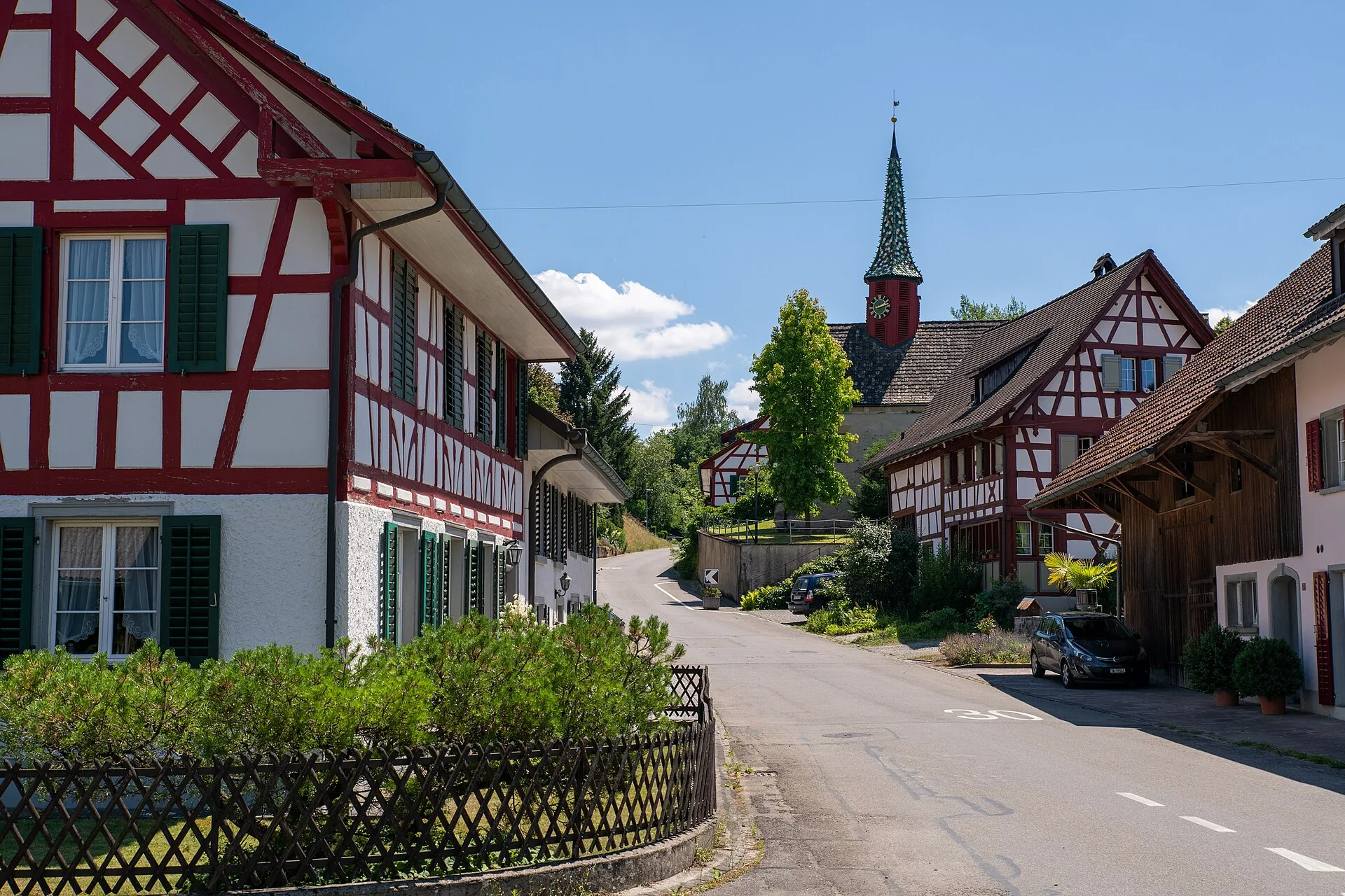 Dorfstrasse in Schlattingen mit Riegelhäusern und Kirchturm