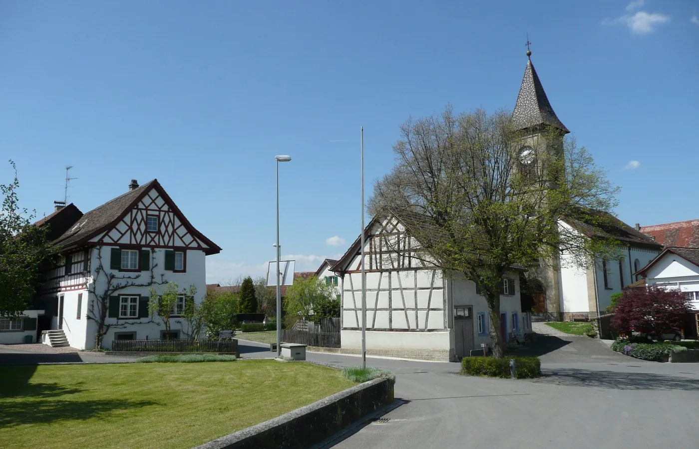 Dorfplatz von Buch SH mit der reformierten Kirche und Riegelhäusern