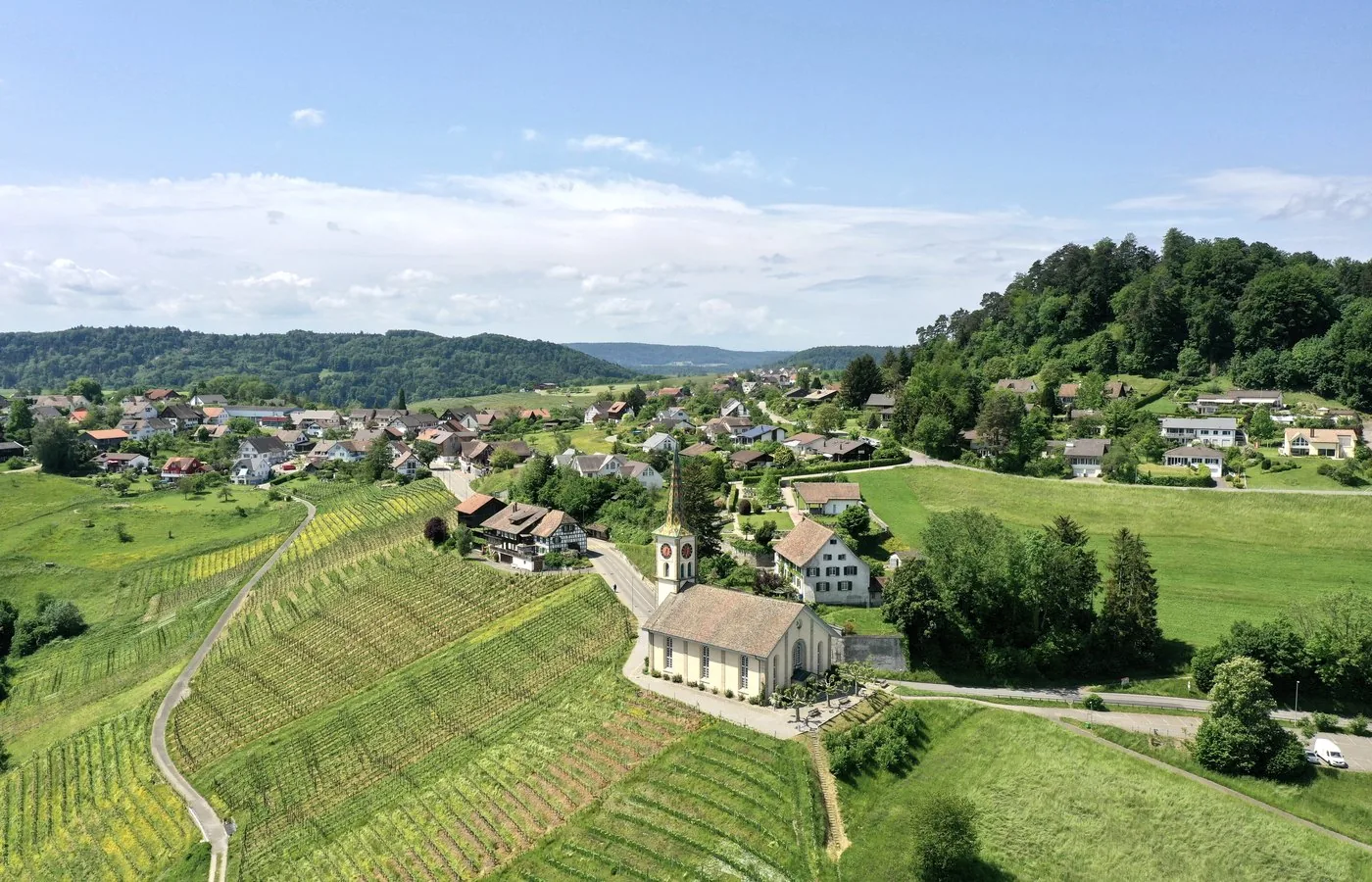 Kirche, Rebberge und Hurbig in Buchberg