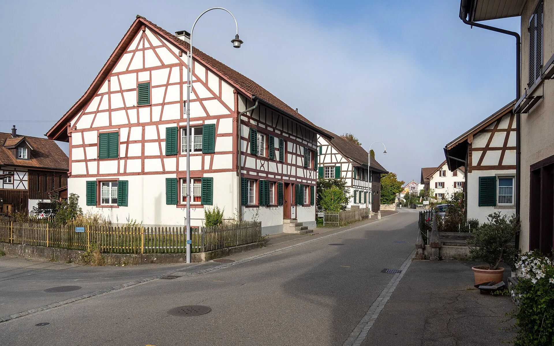 Dorfstrasse im alten Dorfkern von Dachsen mit Riegelhäusern