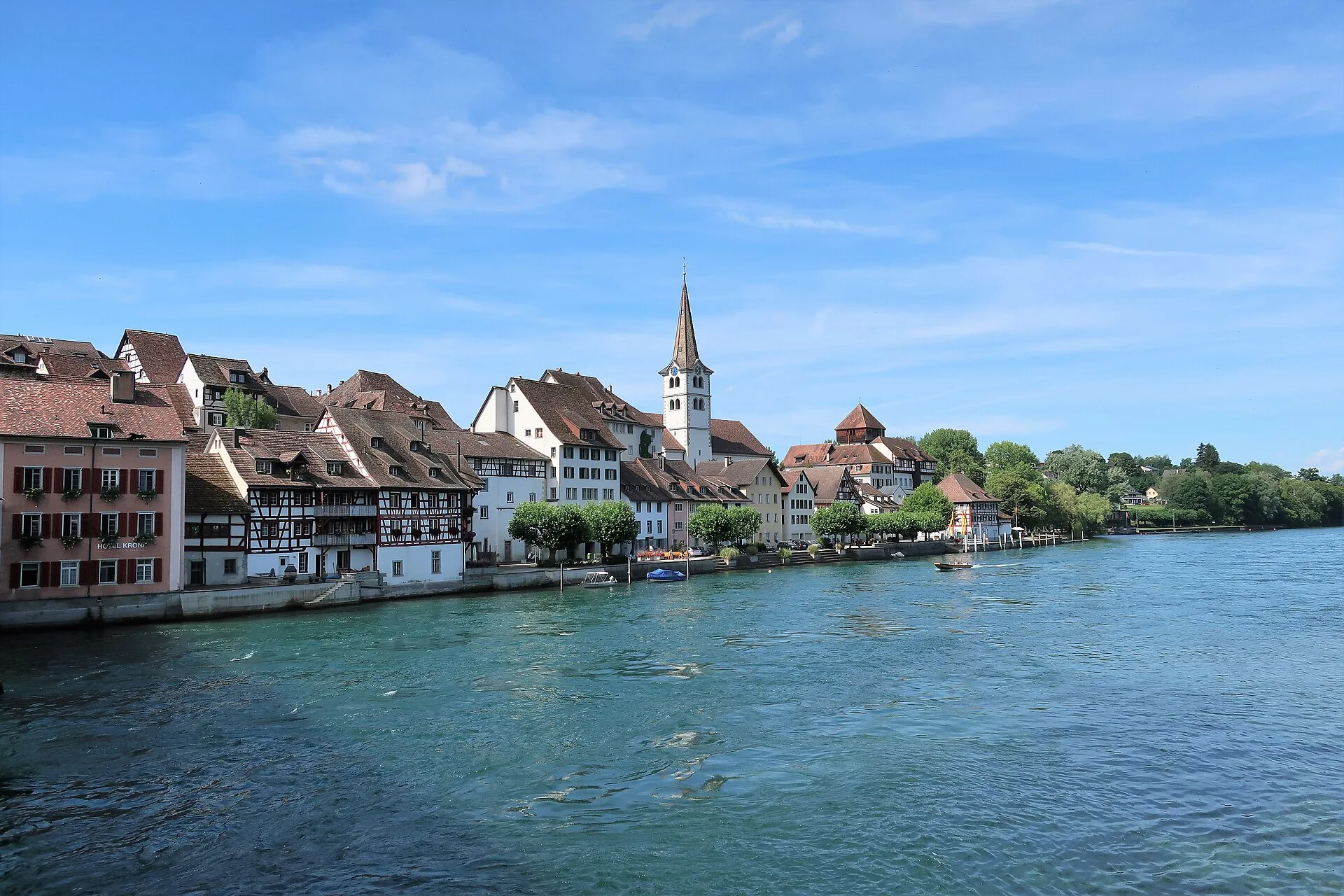 Rheinfront der Altstadt Diessenhofen mit Riegelhäusern und Kirchturm
