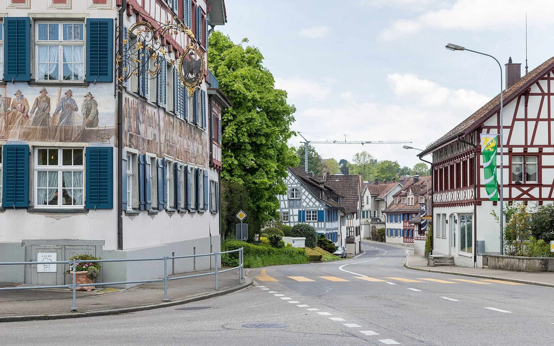 Hauptstrasse im Dorfkern von Ermatingen mit dem bemalten Gasthaus Adler und Riegelhäusern