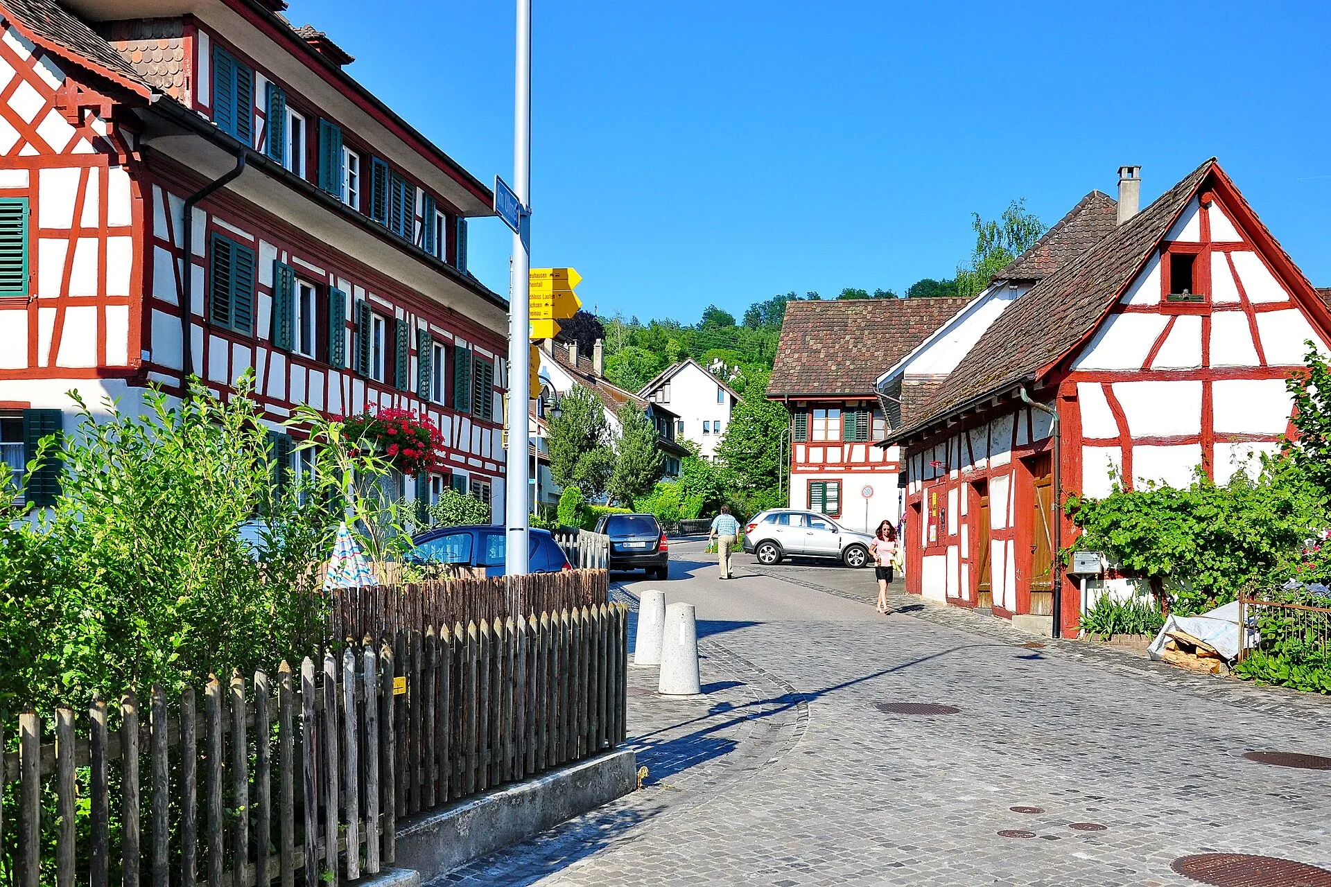 Gepflasterte Gasse mit Riegelhäusern im Dorfkern von Flurlingen