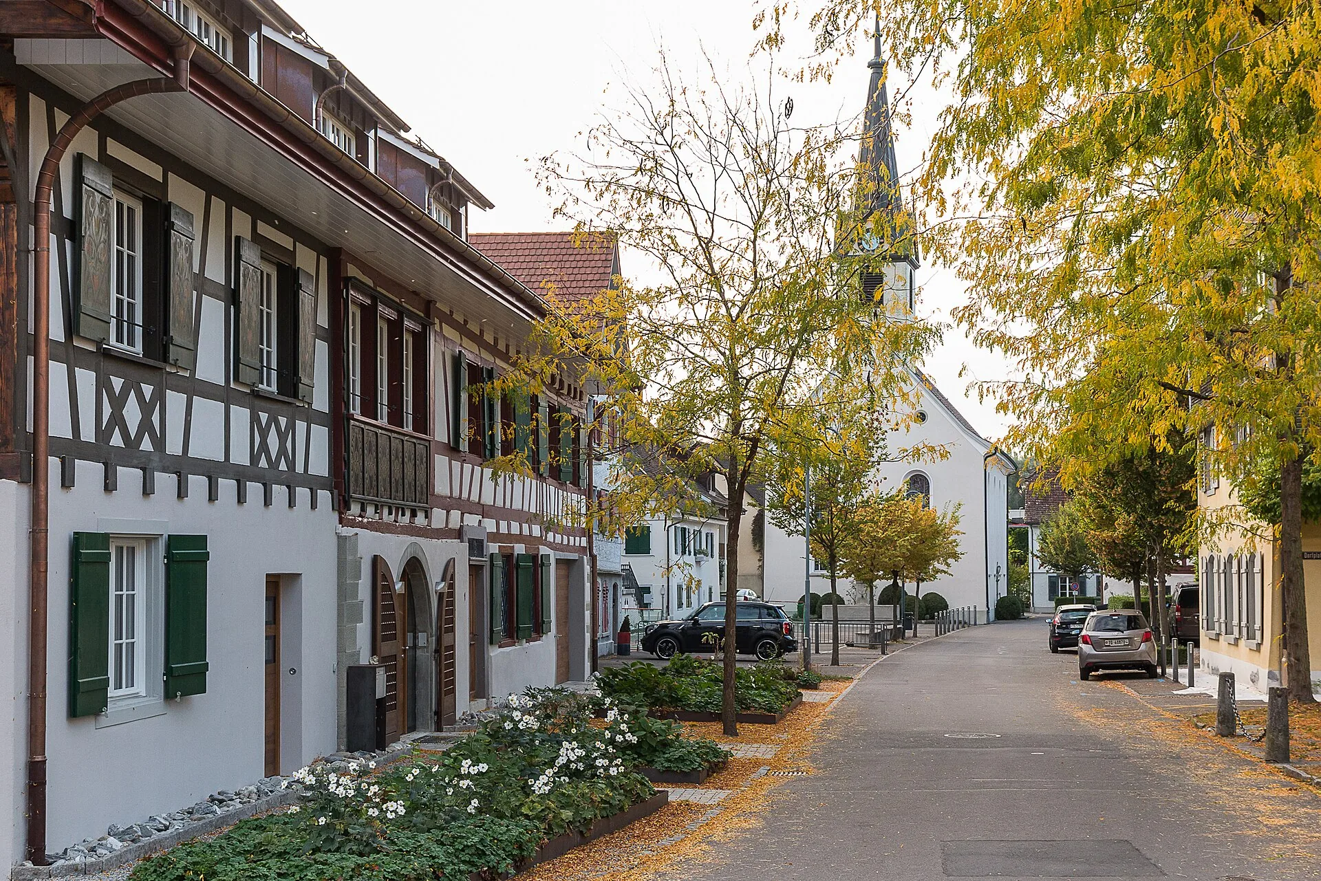 Kirchstrasse in Gottlieben mit Riegelhäusern und der evangelischen Kirche im Herbst