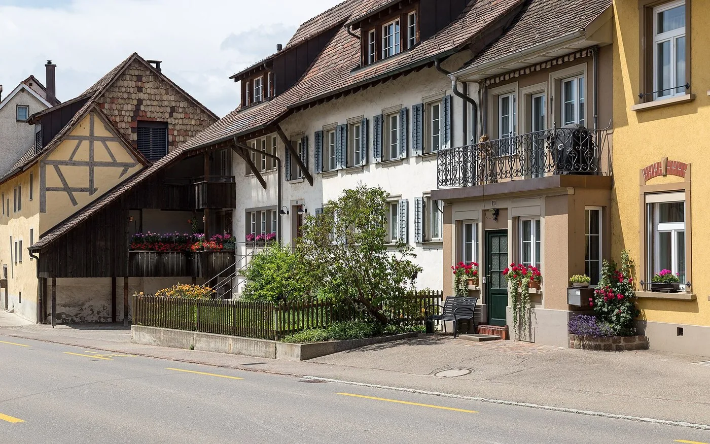 Häuser an der Hauptstrasse im Dorfkern von Löhningen