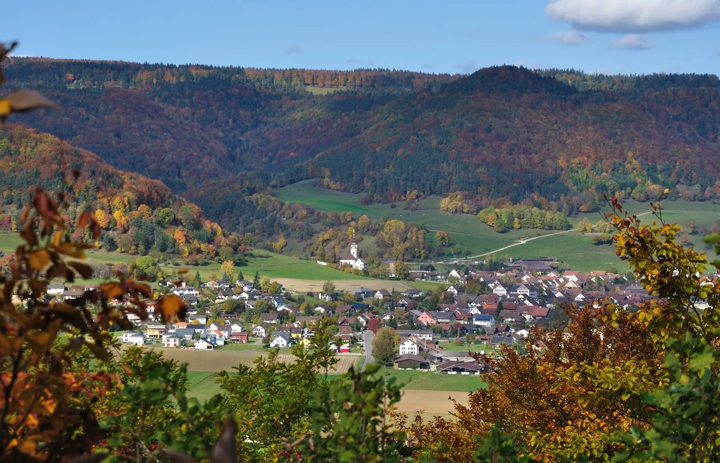 Herbstblick vom Randenhang auf Merishausen und die Kirche