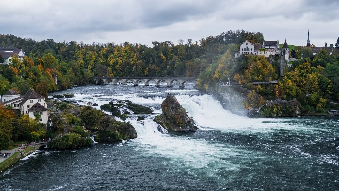 Der Rheinfall mit Schloss Laufen im Herbst