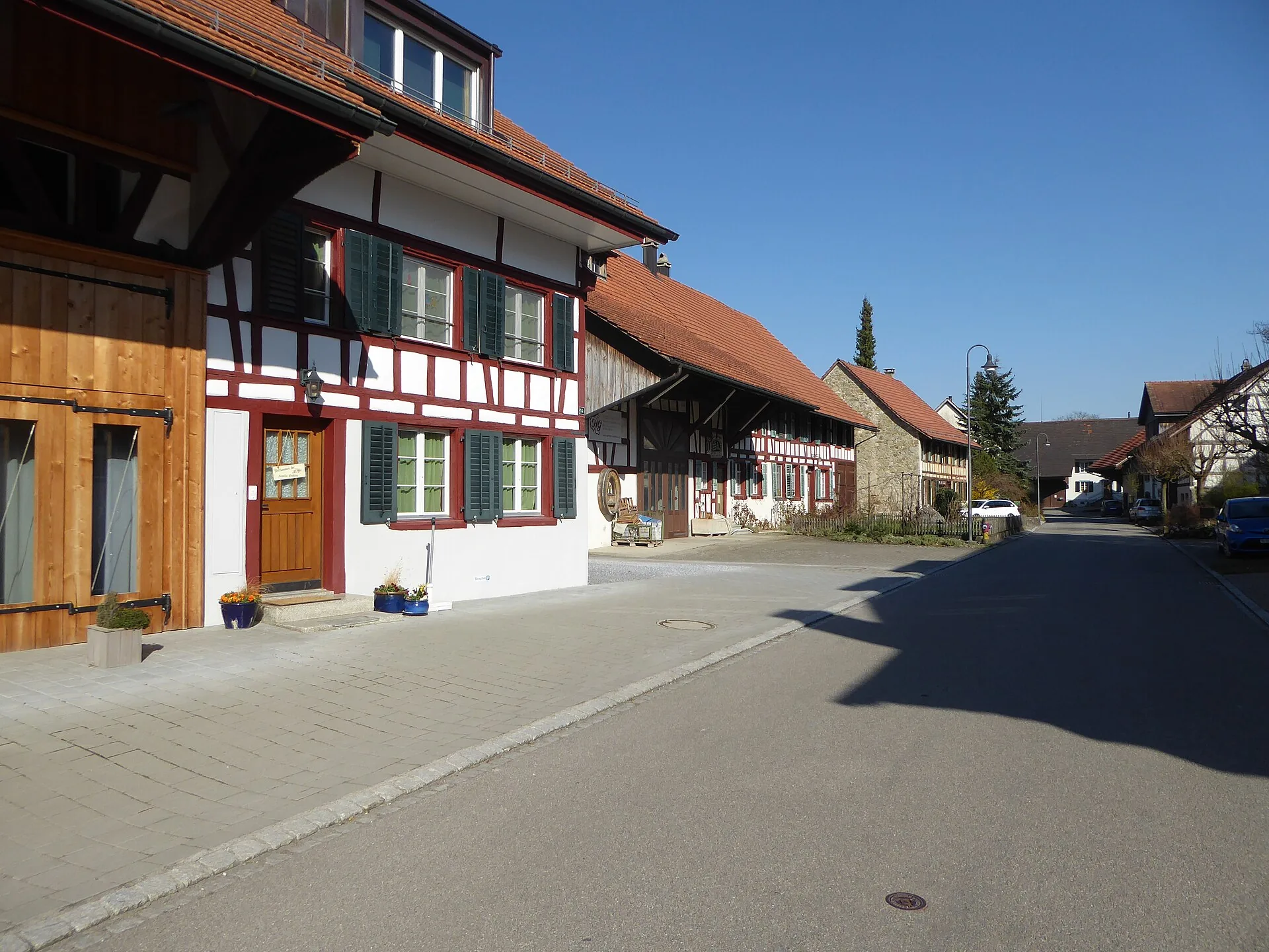 Herrengasse in Oberneunforn mit Riegelhäusern, rot-weissem Fachwerk und grünen Fensterläden