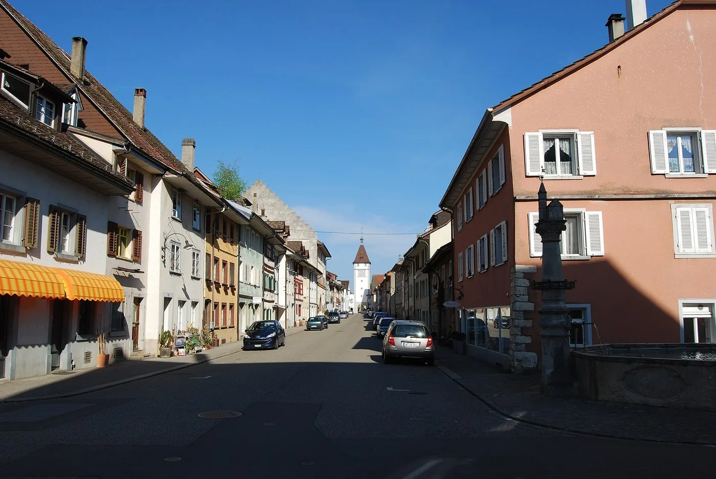 Die Vordergasse im Städtli Neunkirch mit Blick zum Obertor