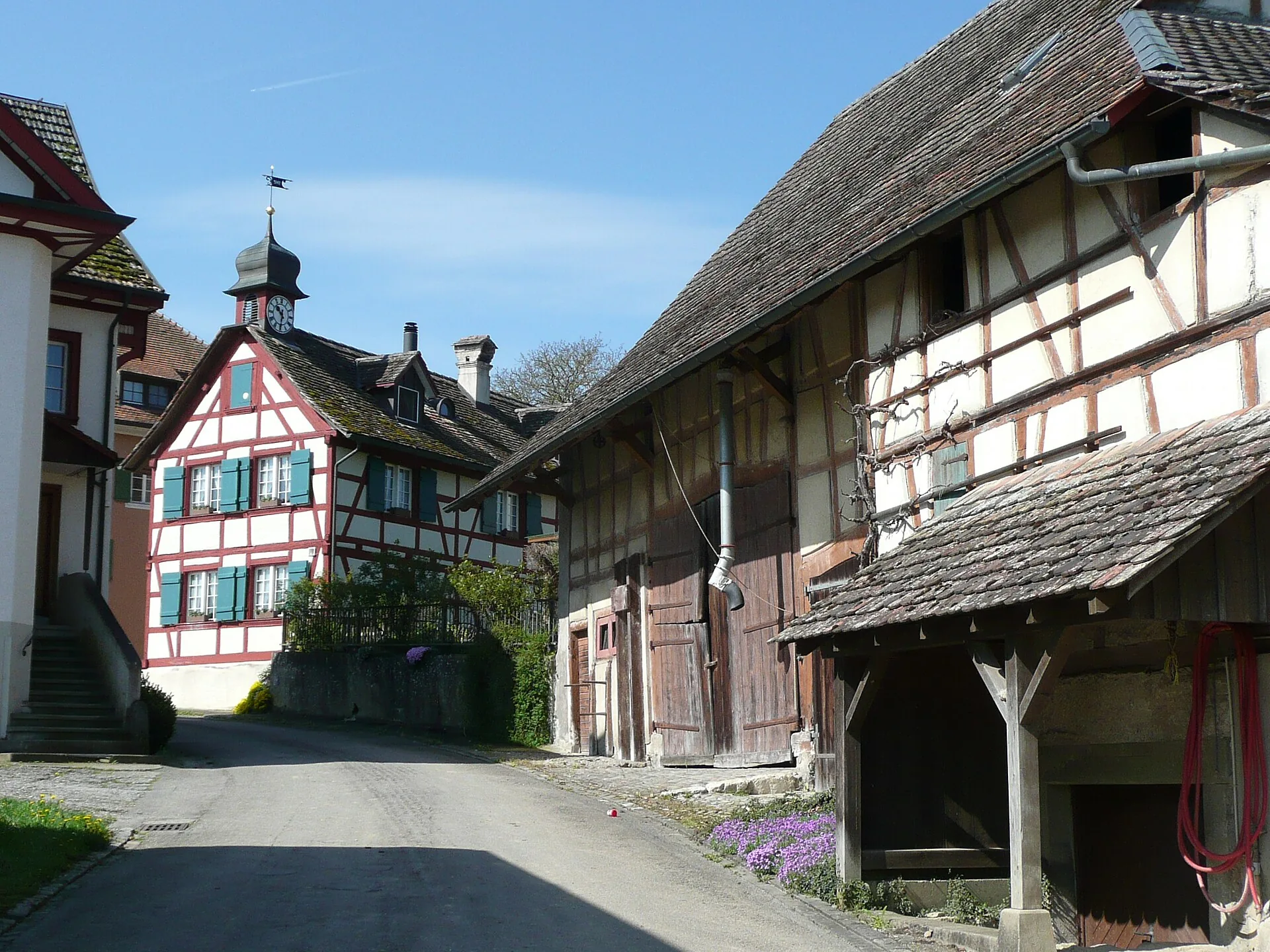 Dorfgasse im Weiler Gennersbrunn mit Riegelhäusern