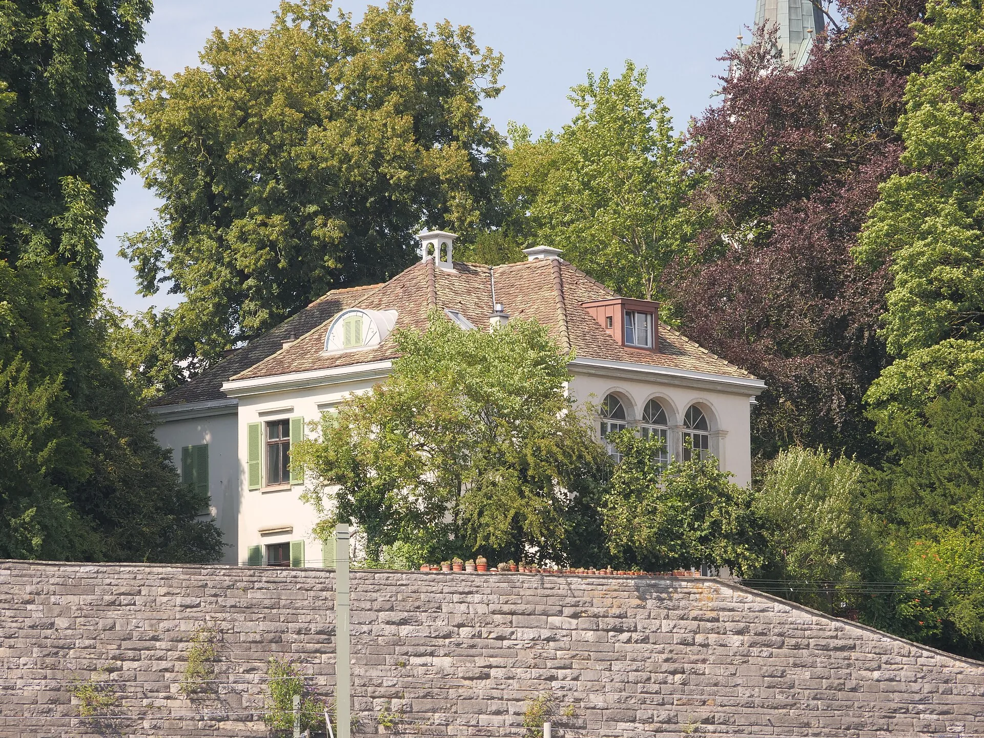 Landhaus Fäsenstaub in Schaffhausen hinter einer Mauer