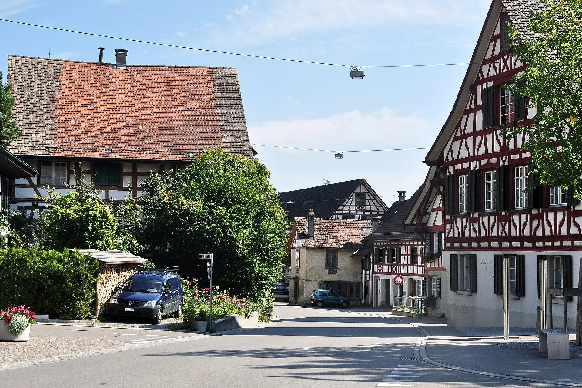 Hauptstrasse in Oberstammheim mit rot-weissen Riegelhäusern