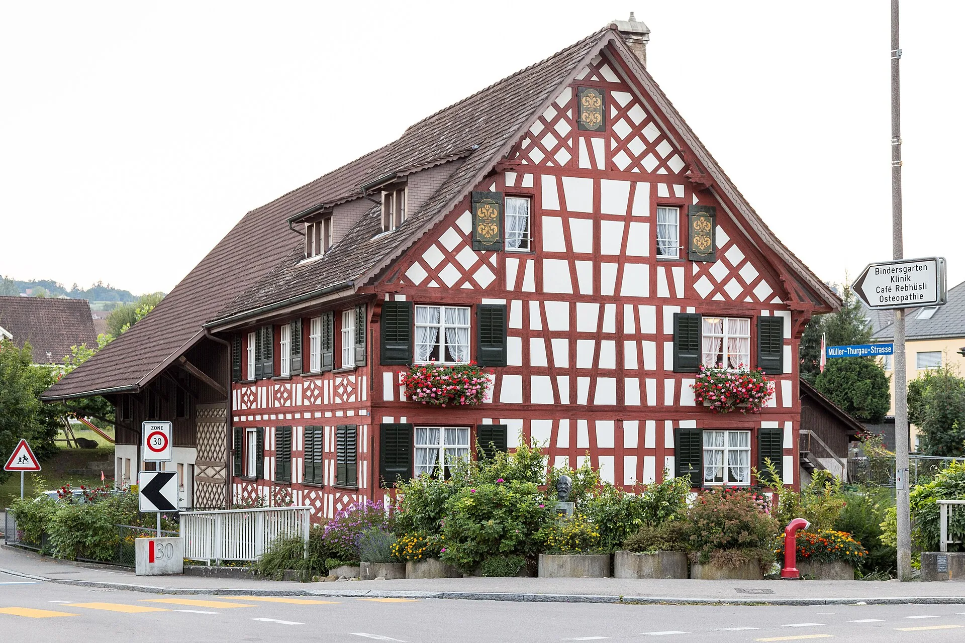 Geburtshaus von Hermann Müller-Thurgau in Tägerwilen, ein grosses rot-weisses Fachwerkhaus mit Blumen