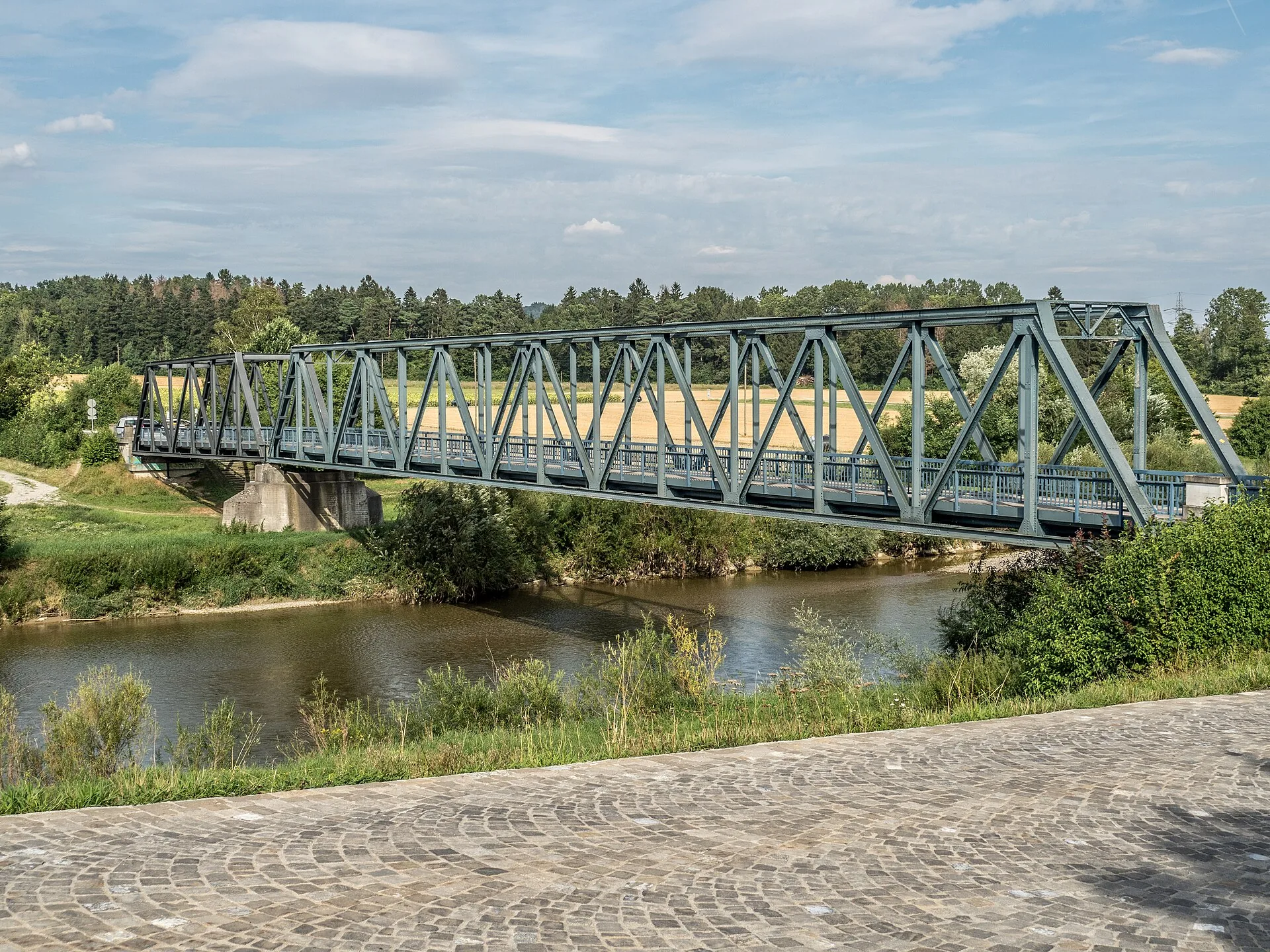 Stahlfachwerkbrücke über die Thur bei Gütighausen im Sommer