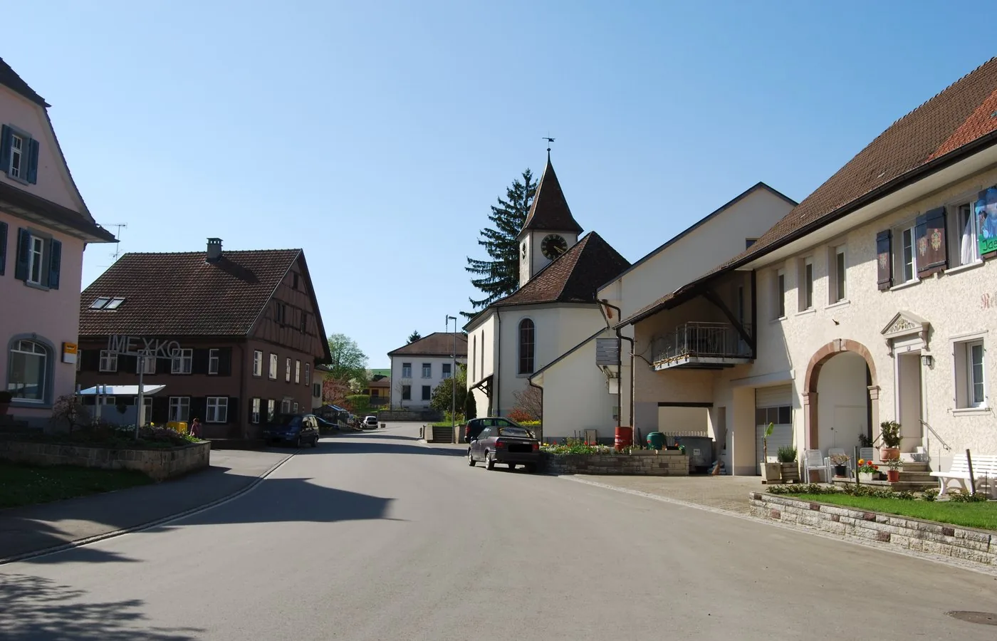 Dorfstrasse in Trasadingen mit der Kirche St. Jakob