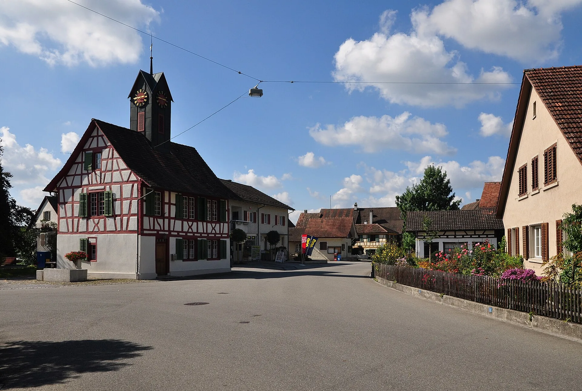 Riegelhaus mit Uhrtürmchen am Dorfplatz von Rudolfingen