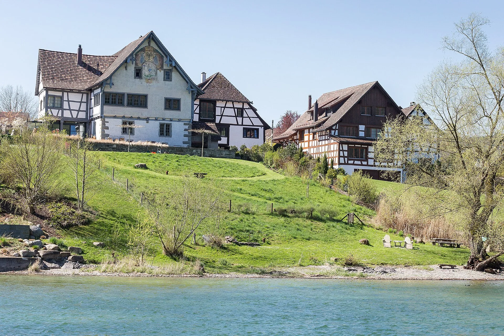 Historische Riegelhäuser «Im Schloss» über dem Rheinufer in Wagenhausen